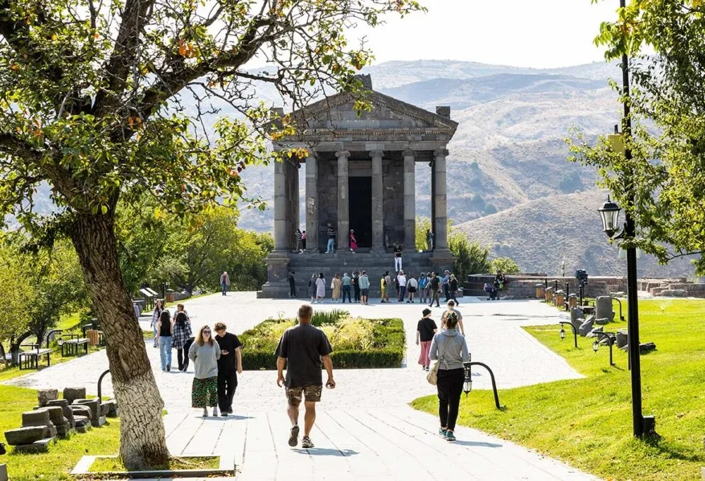 Symphony the stones Garni (1)